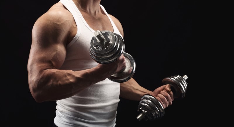 Muskelaufbau ohne Geräte - ein paar Hanteln ersetzen das beste Fitnessstudio