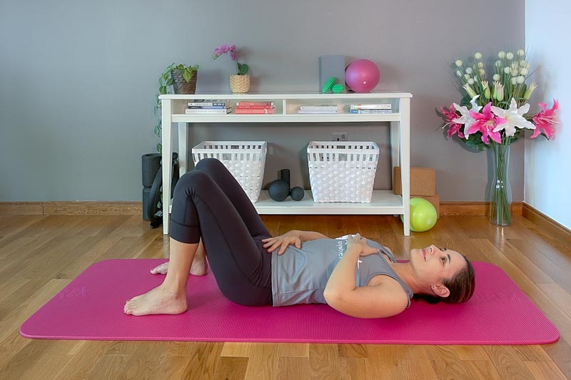 Pilates Beckenbodentraining mit Hände auf Bauch und Brustkorb