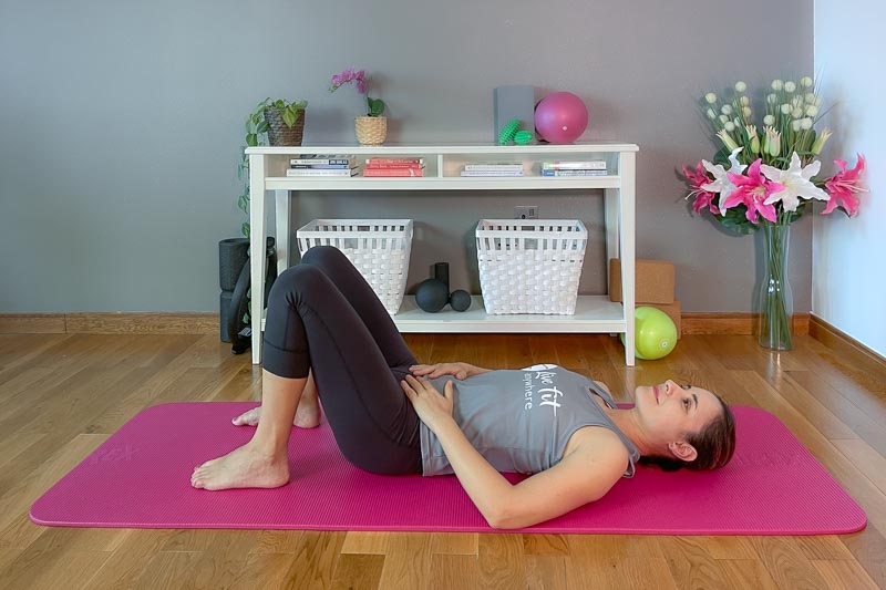 Pilates Beckenbodentraining in Rückenlage auf der Matte