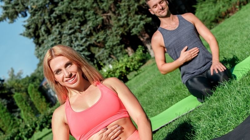 Pilates wann einatmen wann ausatmen: übe die Pilates Atmung im Sitzen