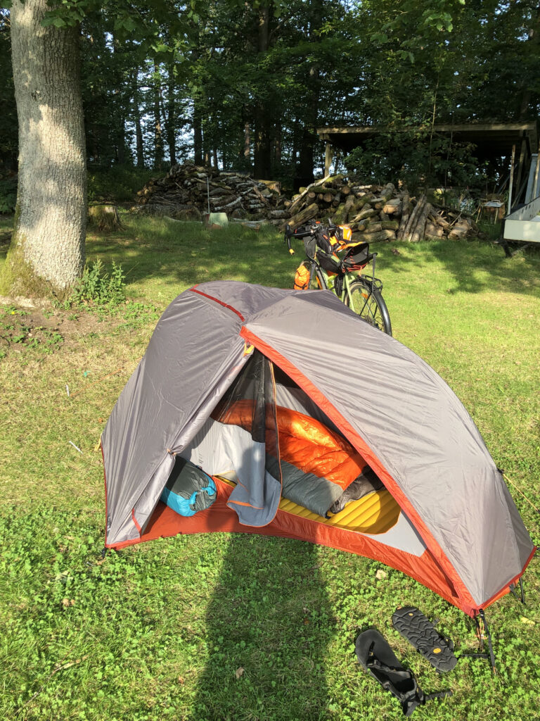 Zelten beim Bikepacking - das richtige Schlafsystem für deine Radreise finden.