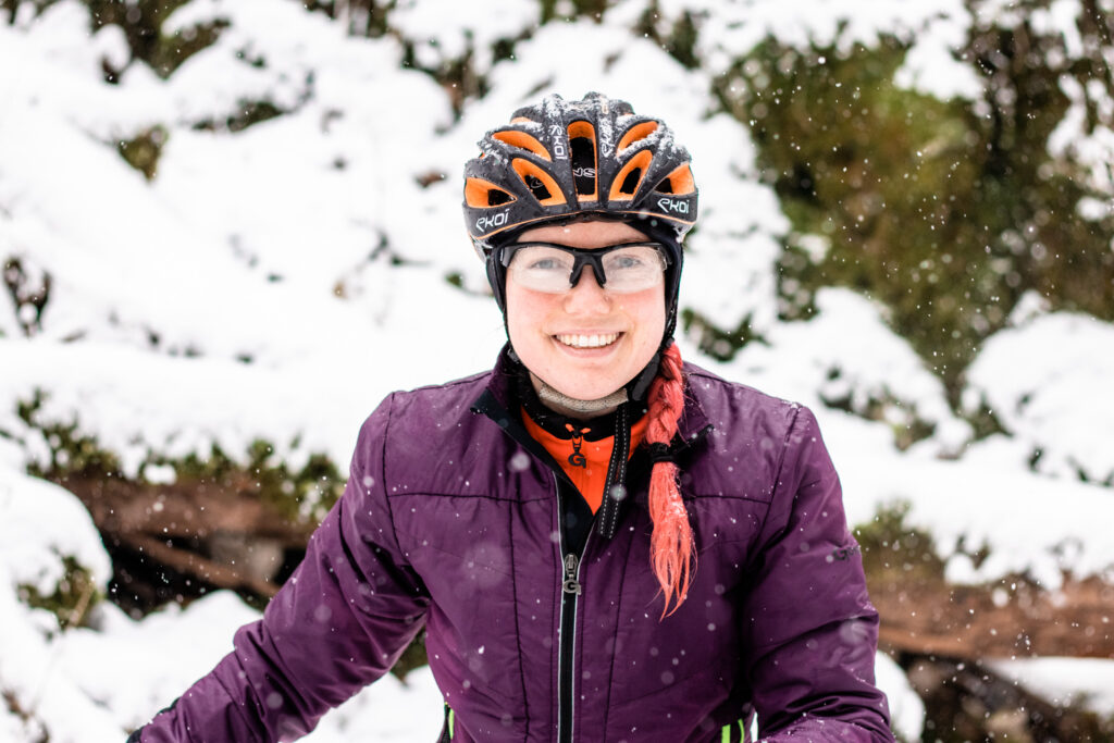 Das Zwiebelprinzip schützt beim Radfahren im Winter den Körper vor der Kälte.