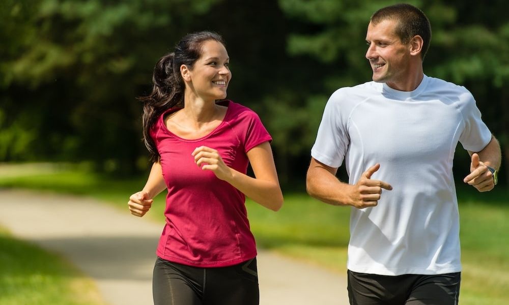 Durch Joggen abnehmen – geht das? Wie effektiv joggen fürs Abnehmen ist und was du sonst noch tun kannst, um Gewicht zu verlieren.