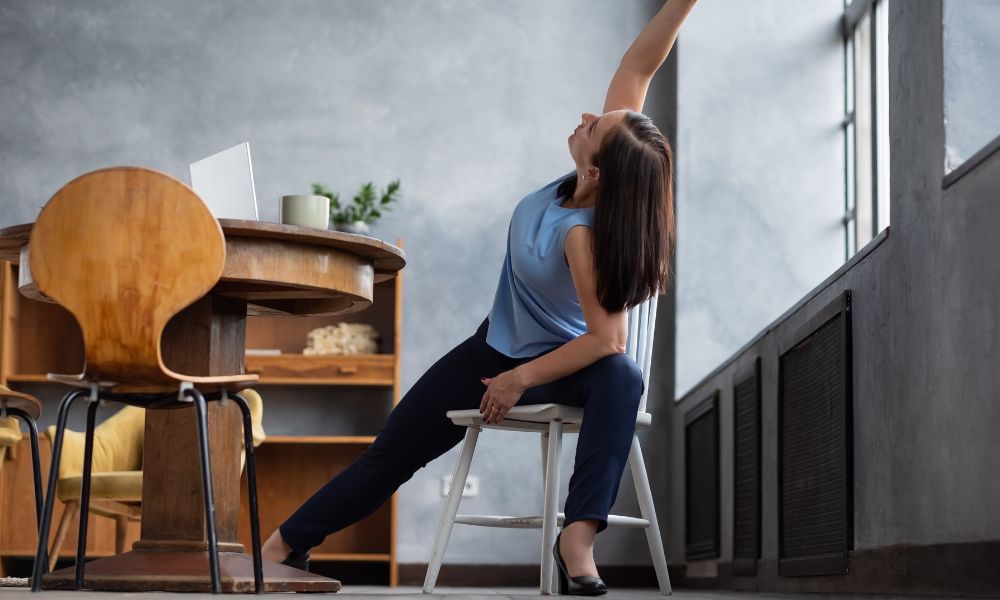 Pilates Rückentraining im Sitzen: einfache Übungen fürs Büro