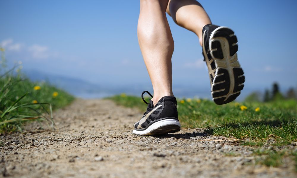 Möchtest du schneller werden? Dann solltest du langsam laufen. Klingt paradox, ist aber für Läufer logisch, wie du im Artikel erfahren wirst.