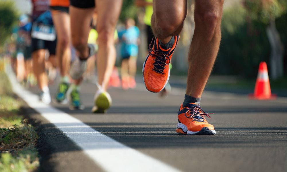 Der Artikel beleuchtet die Geschichte vom Marathon, einer faszinierenden Strecke von 42,195 Kilometern, die Marathonläufer weltweit herausfordert.