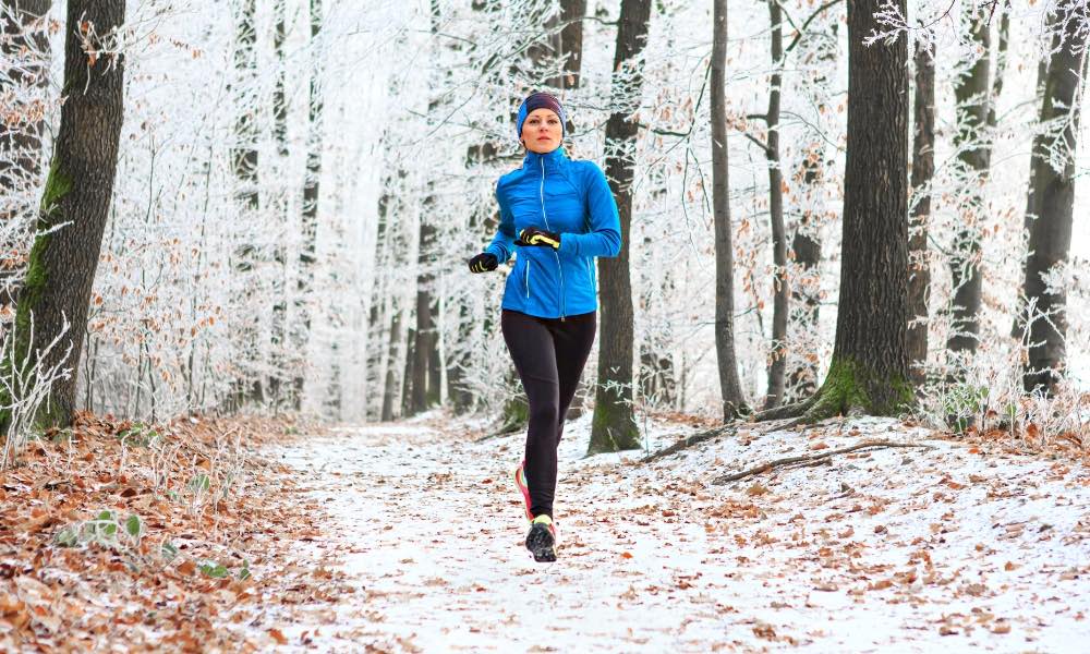 Entdecke, wie Laufen bei Minusgraden sicher klappt und erfahre die besten Tipps zum Joggen bei Kälte gerade im Winter.