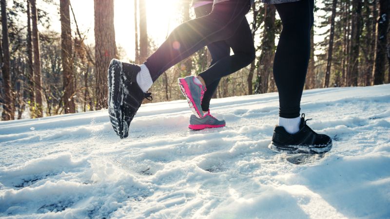 Entdecke, wie Laufen bei Minusgraden sicher klappt und erfahre die besten Tipps zum Joggen bei Kälte gerade im Winter.