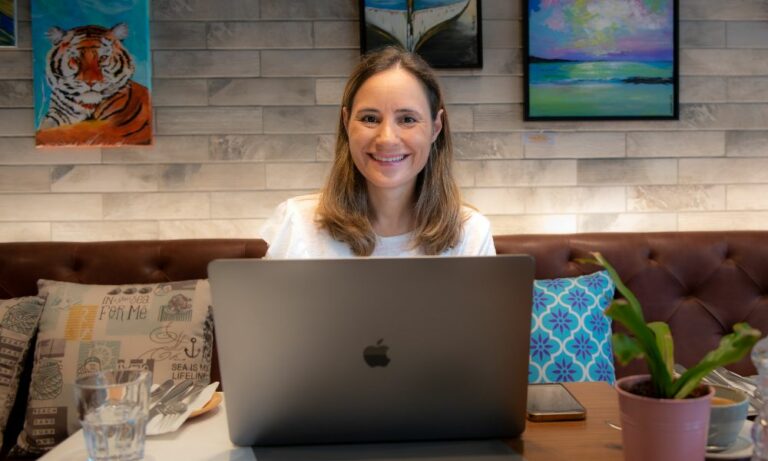 Frau vor Laptop - Achtsamer Umgang mit Technologie