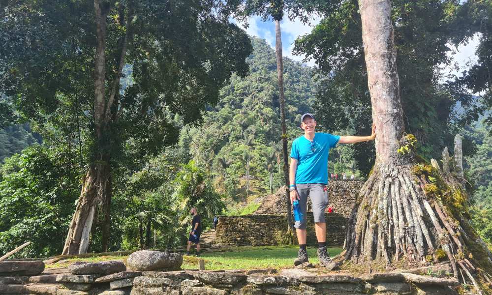 Mann beim Wandern auf dem Lost City Trek Kolumbien