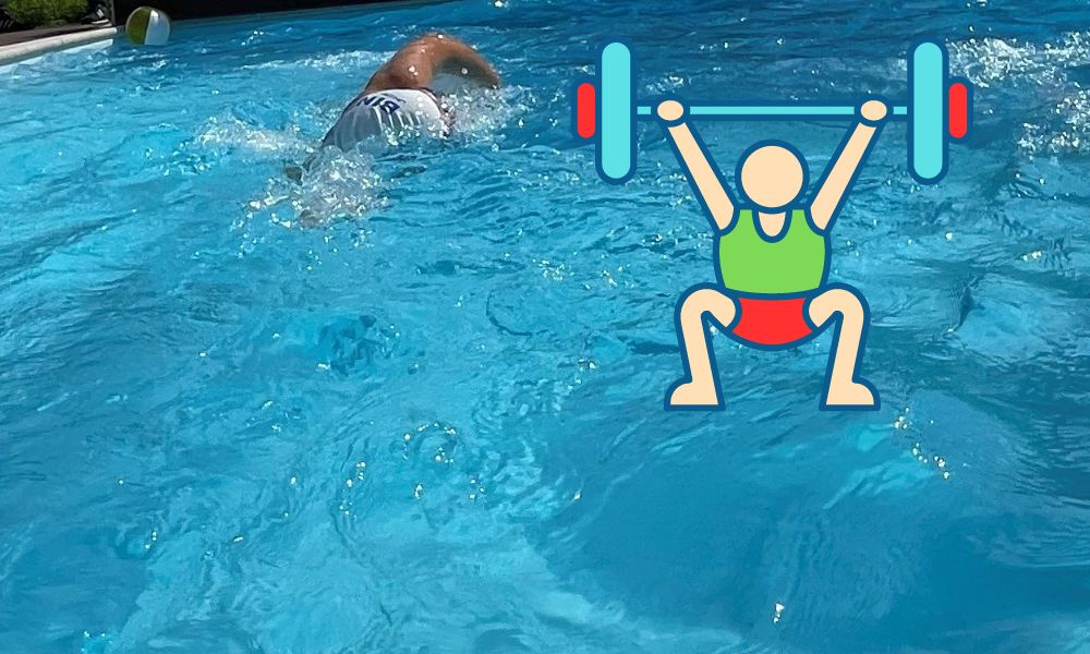 Das Bild zeigt im linken Bildausschnitt eine im Kraul-Schwimmstil schwimmende Person mit weißer Badekappe. Im rechten Bildteil ist eine bunt abgesetzte geschlechtsneutrale Sport-Piktogramm-Figur in der Hockposition mit Langhantel zu sehen.