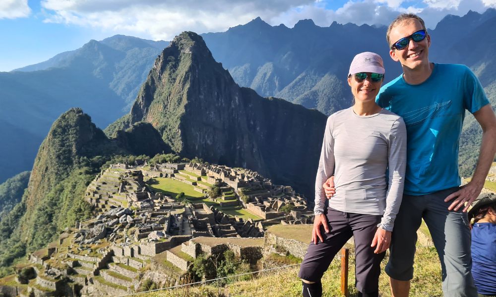 Tageswanderung nach Machu Picchu: 2 Wanderer stehen vor dem Machu Picchu