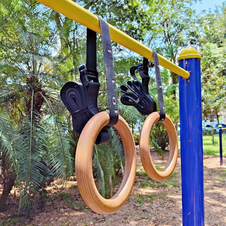 Turnringe aus Buchenholz von Body Wisdom im Einsatz