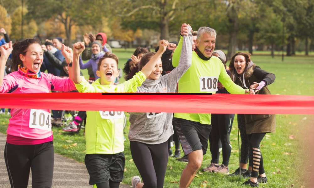 Zieleinlauf einer Familie beim Volkslauf
