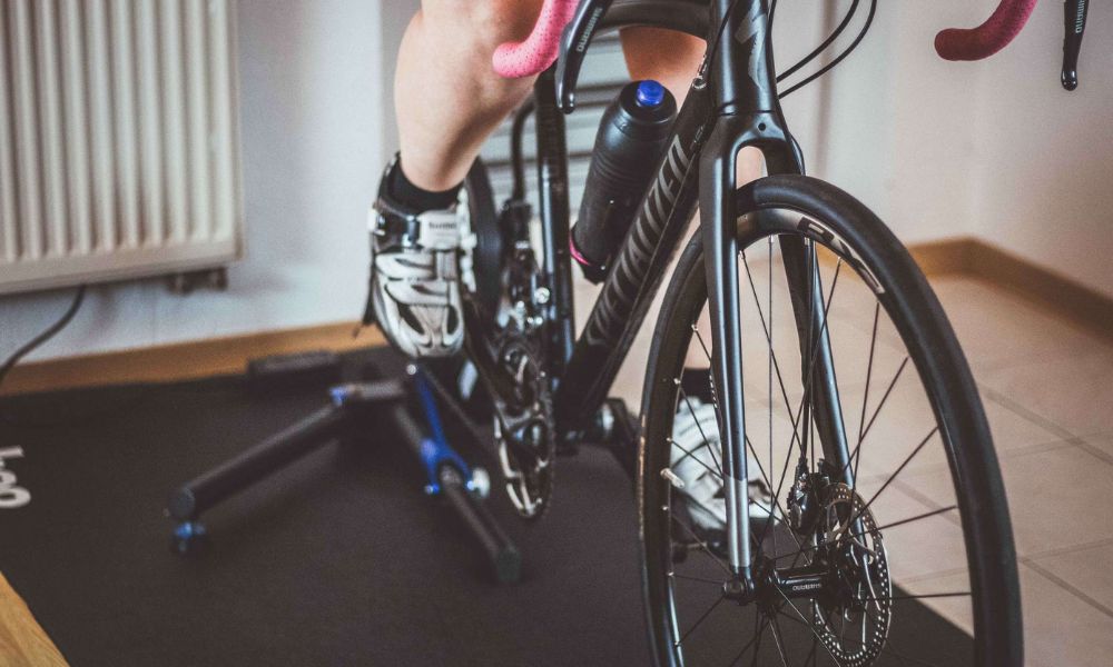 Radfahren auf der Rolle.