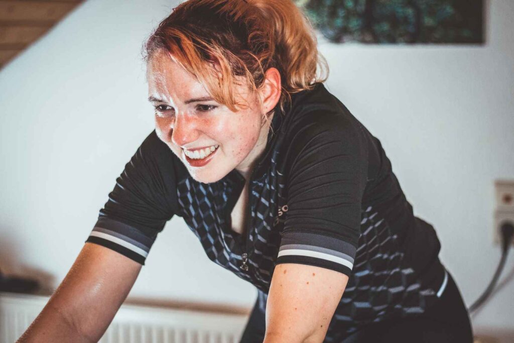 Lisa schwitzt auf der Rolle